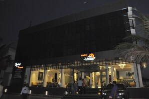 Fachada del alojamiento - Noche