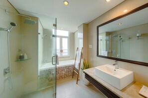 Studiolejlighed - 1 kingsize-seng - havudsigt | Badeværelse | Gratis toiletartikler, hårtørrer, hjemmesko, håndklæder