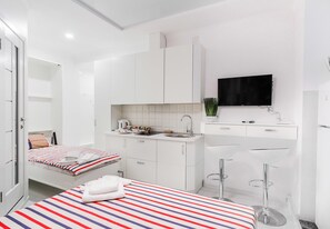 Chambre triple familiale, Plusieurs lits, non-fumeur | Système d’insonorisation, fer et planche à repasser