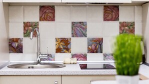 Una cocina con un lavamanos, una llave y una encimera.