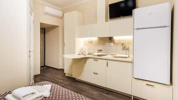 Comfort studio, 1 kingsize bed, niet-roken | Privékeuken | Een koelkast, een kookplaat, een waterkoker, kookgerei, borden en bestek