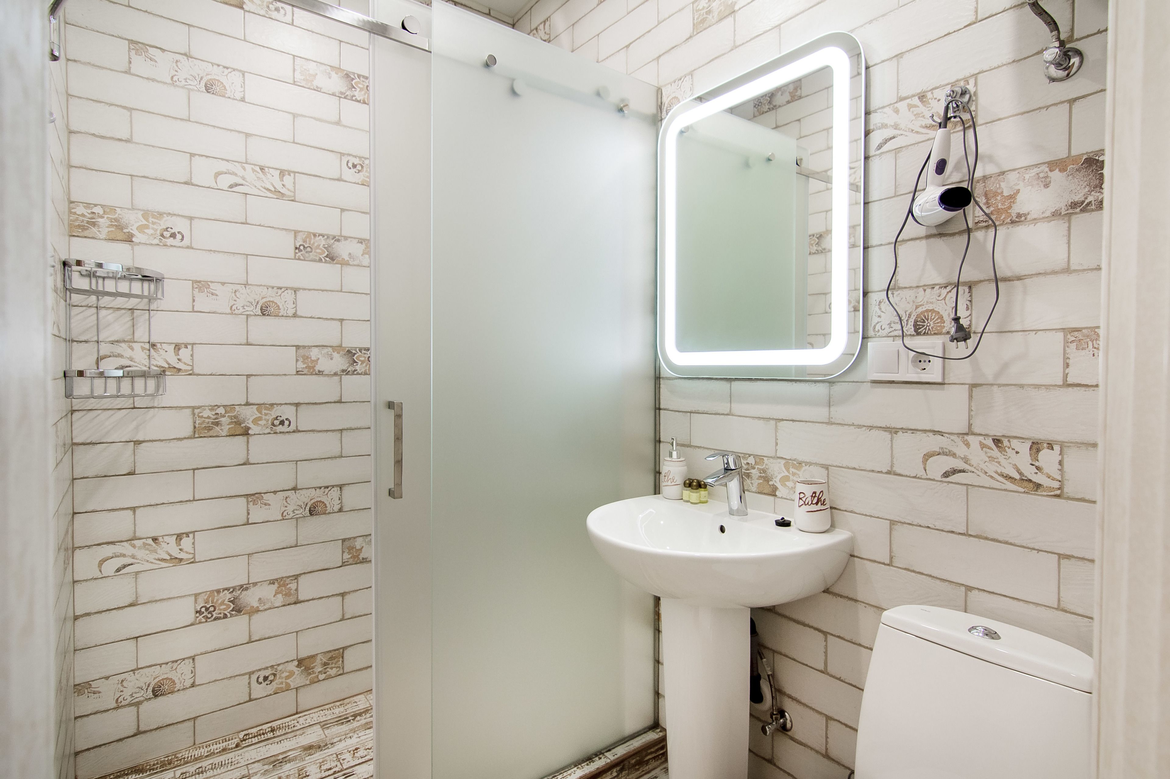 Une salle de bain avec une douche, un lavabo et des toilettes.