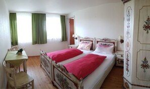 Edredón, escritorio, cortinas blackout y cunas 