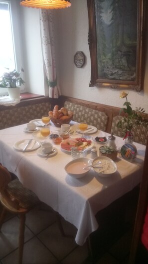 Sudah termasuk sarapan prasmanan setiap hari