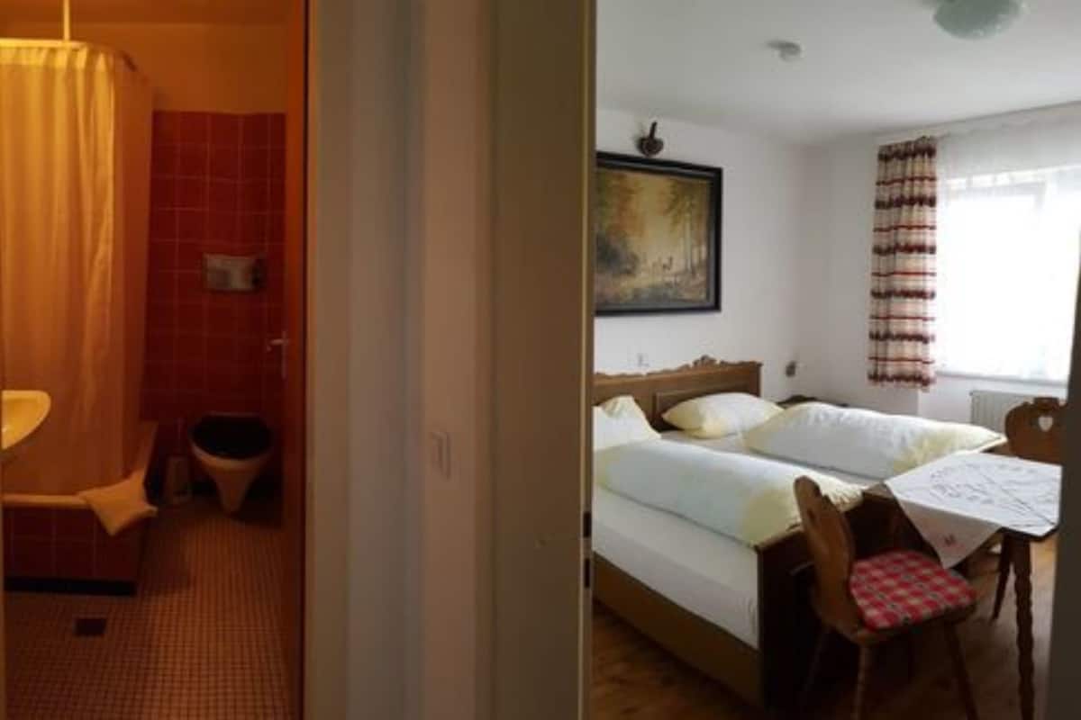 Donzen dekbedden, een bureau, verduisterende gordijnen, babybedden