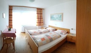 Down duvets, desk, blackout curtains, cots/infant beds - Gasthaus zum Kreuz (Grafenhausen)