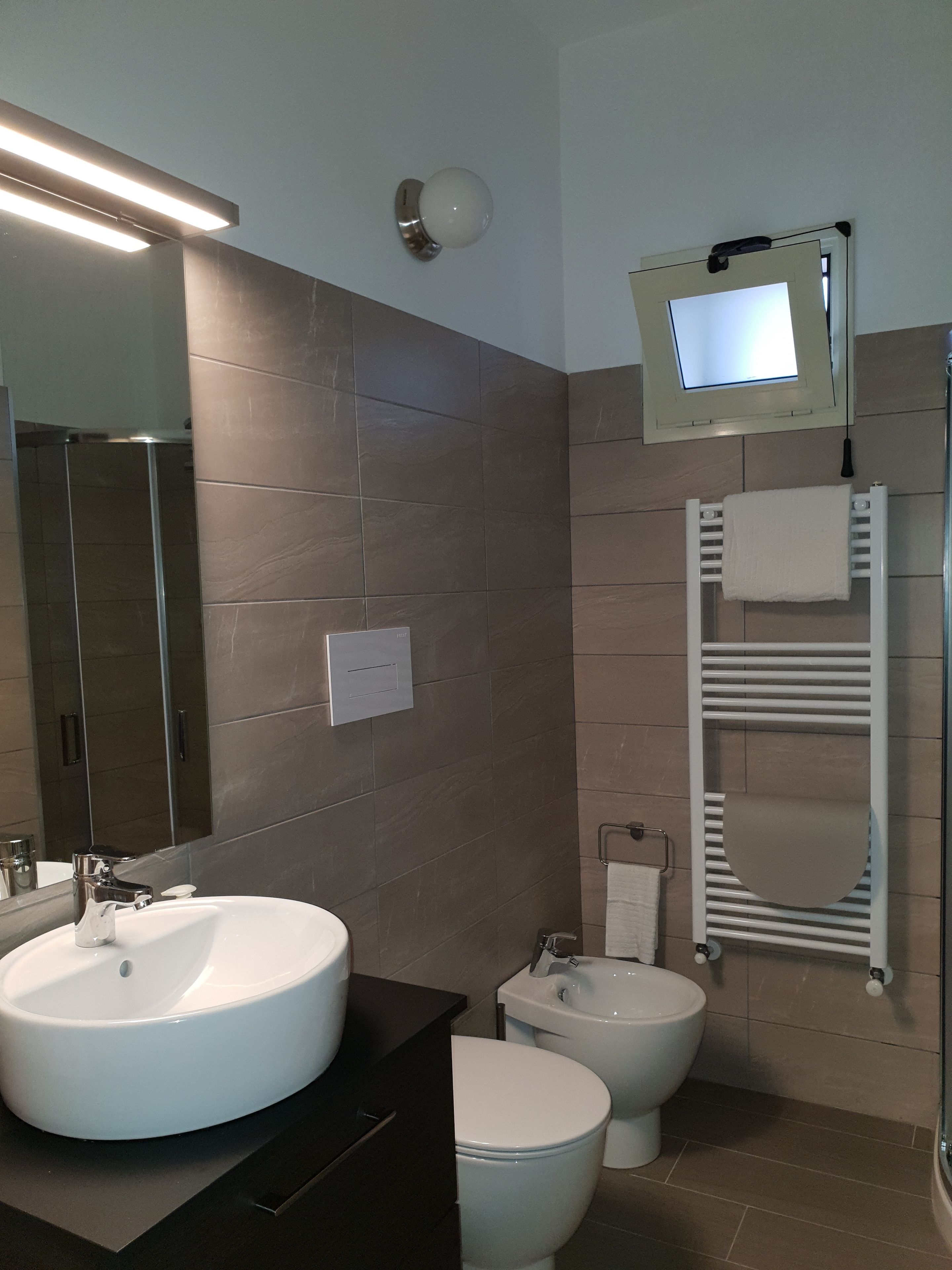 Habitación Confort | Baño | Regadera, amenidades de baño gratuitas, secadora de cabello, bidet 