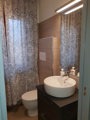 Een douche, gratis toiletartikelen, een haardroger, een bidet