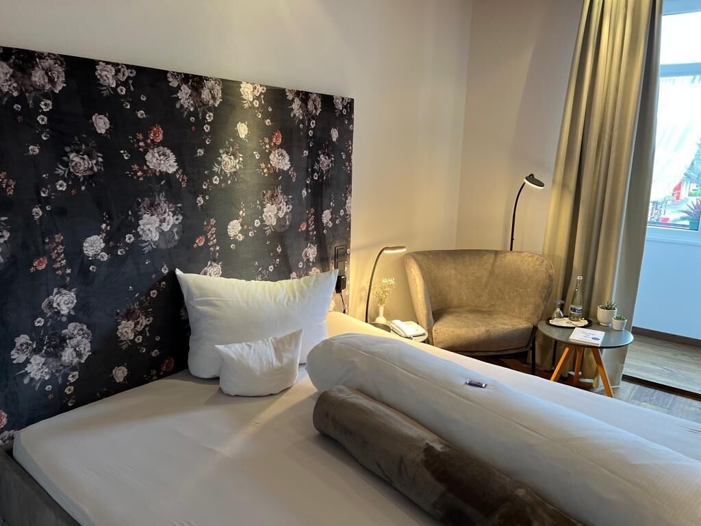 single room | in-room safe, desk, soundproofing, free wifi