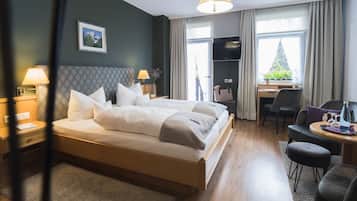 Kahden hengen huone, parveke | Tallelokero huoneessa, työpöytä, äänieristys, ilmainen Wi-Fi