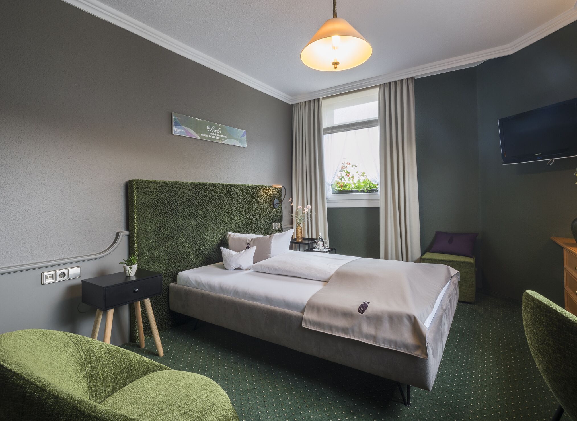 single room | in-room safe, desk, soundproofing, free wifi