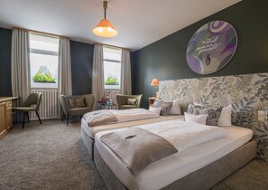 Tweepersoonskamer | Een kluis op de kamer, een bureau, geluiddichte muren, gratis wifi