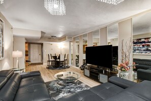 Smart TV, DVD player, stereo - Gorgeous, Luxurious Penthouse Next to Bellagio on the Strip! Call 702-987-6904. (Las Vegas)