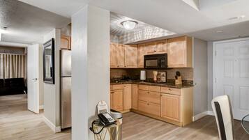 Fridge, microwave, stovetop, dishwasher