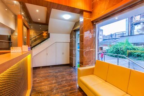 Lobby sitting area - FabHotel Royal Oak (Navi Mumbai)