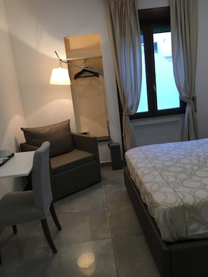 In-room safe, soundproofing, free WiFi, bed sheets - B&B Prestige (Naples)