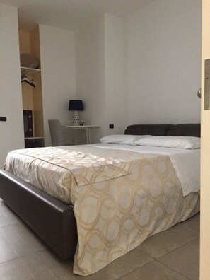 Superior Triple Room | In-room safe, soundproofing, free WiFi, bed sheets - B&B Prestige (Naples)