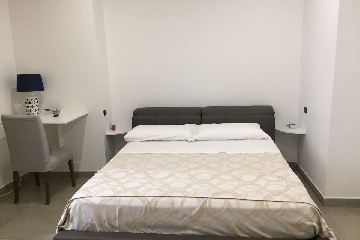 In-room safe, soundproofing, free WiFi, bed sheets