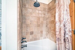 Combined shower/tub, hair dryer, towels