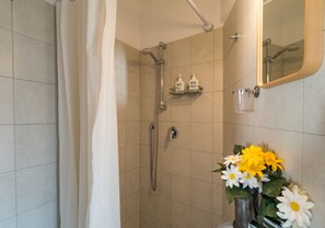 Apartment, 2 Bedrooms, Terrace | Bathroom | Shower, rainfall showerhead, eco-friendly toiletries, hair dryer - El Nin Apartment with Terrace & AC (Vernazza)