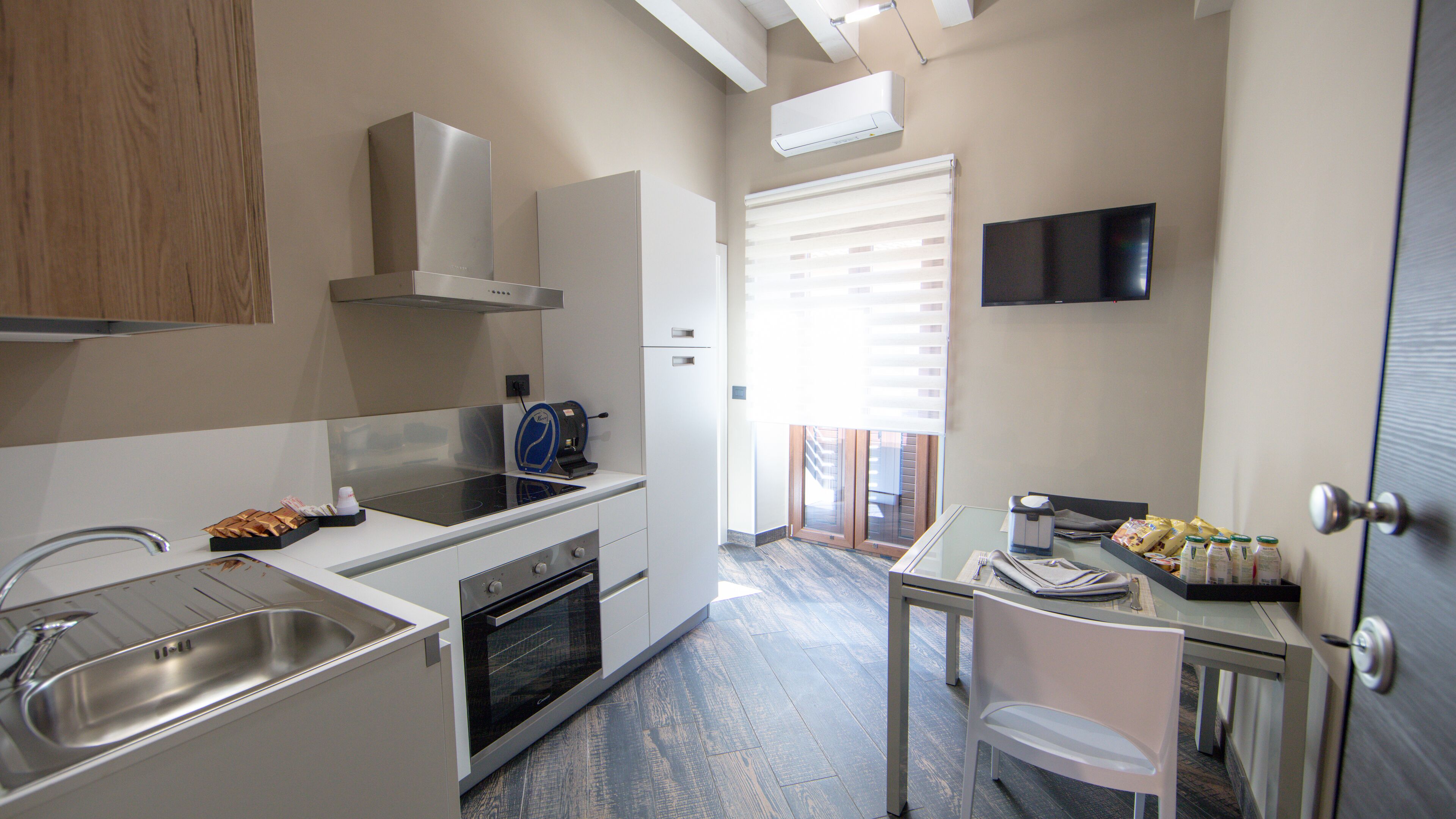 Departamento Deluxe | Cocina privada | Refrigerador con congelador, horno y parrilla de estufa 