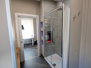 Appartement Deluxe | Douche de la salle de bain