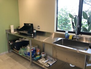 Fridge, microwave, stovetop, coffee/tea maker - Off Grid Tree Top Bungalow (Naples)
