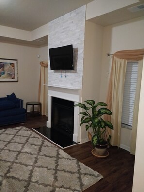 Een smart-tv en een open haard