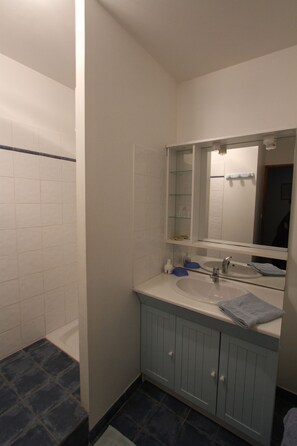 Standard Twin Room (Lavande) | Bathroom | Shower, rainfall showerhead, free toiletries, hair dryer - Le Clos de la Font - Chambres d'hôtes (Mollégès)