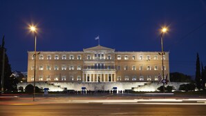 Un edificio grande e histórico con fachada simétrica, múltiples ventanas y una entrada central.