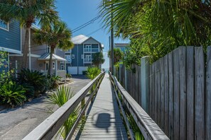 Property grounds - Poolside Paradise! Book your ‘26 Getaway Now! 6 bed, 3.5bath, sleeps 16 (Destin)