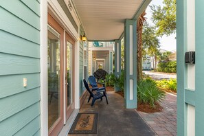Exterior detail - Poolside Paradise! Book your ‘26 Getaway Now! 6 bed, 3.5bath, sleeps 16 (Destin)