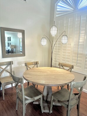 Dining - Relax with us near the Kierland Mall, south facing yard, 9 AM chk in 9PM chk out (Scottsdale)