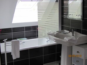 Kamar Double (Eclipse) | Kamar mandi | Perlengkapan mandi gratis, pengering rambut, jubah mandi, dan handuk