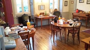 Sudah termasuk sarapan ala kontinental setiap hari