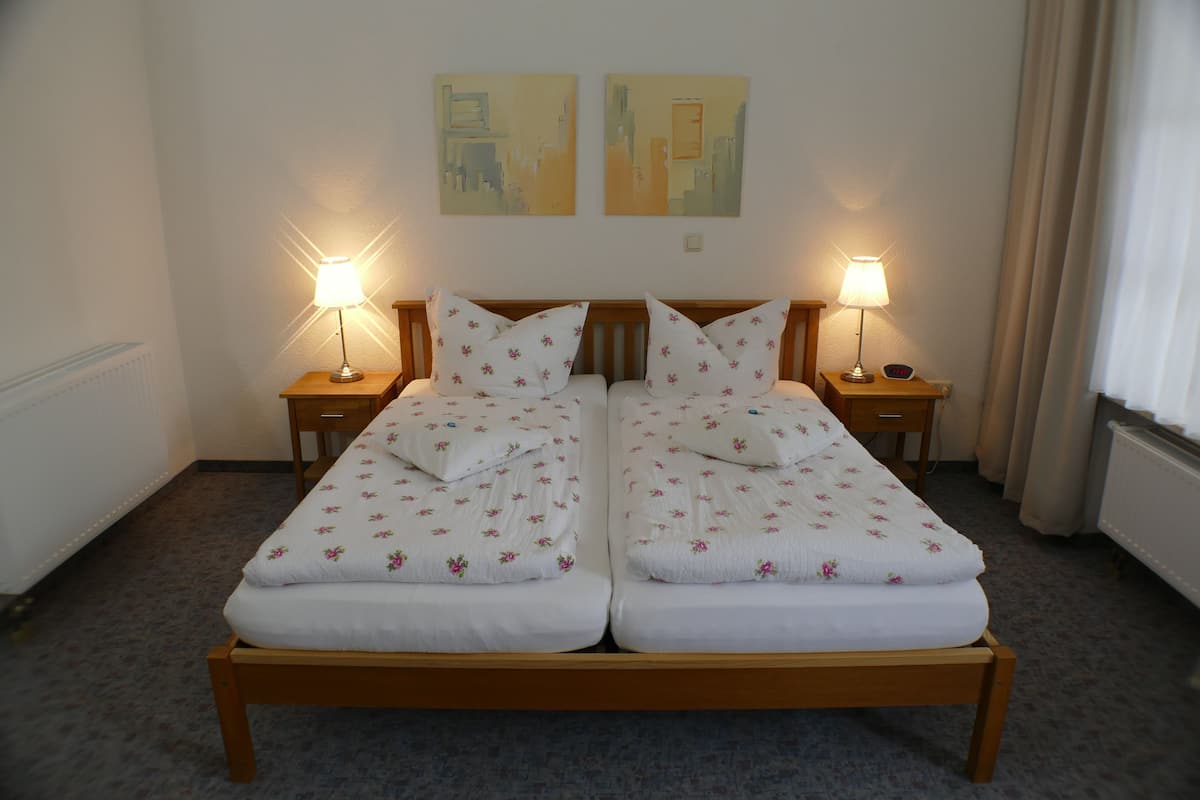 Ropa de cama de alta calidad y minibar