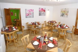 TĂ€gliches inbegriffenes FrĂŒhstĂŒcksbuffet