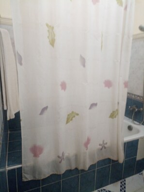 Apartment, 2 Bedrooms (N°2 Douiria) | Bathroom | Towels - Résidence Touristique Koutoubienne (Marrakech)