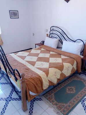 Cortinas blackout, wifi gratis y ropa de cama 