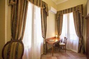 تلفزيون بشاشة مسطحة