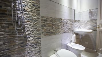 Douche, sĂšche-cheveux, bidet, serviettes fournies