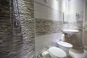 Ducha, secador de pelo, bidé y toallas