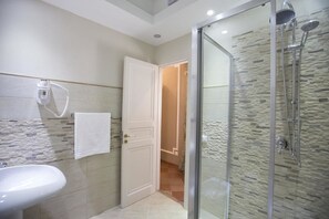 Habitación clásica doble, 1 cama de matrimonio, no fumadores | Baño | Ducha, secador de pelo, bidé y toallas