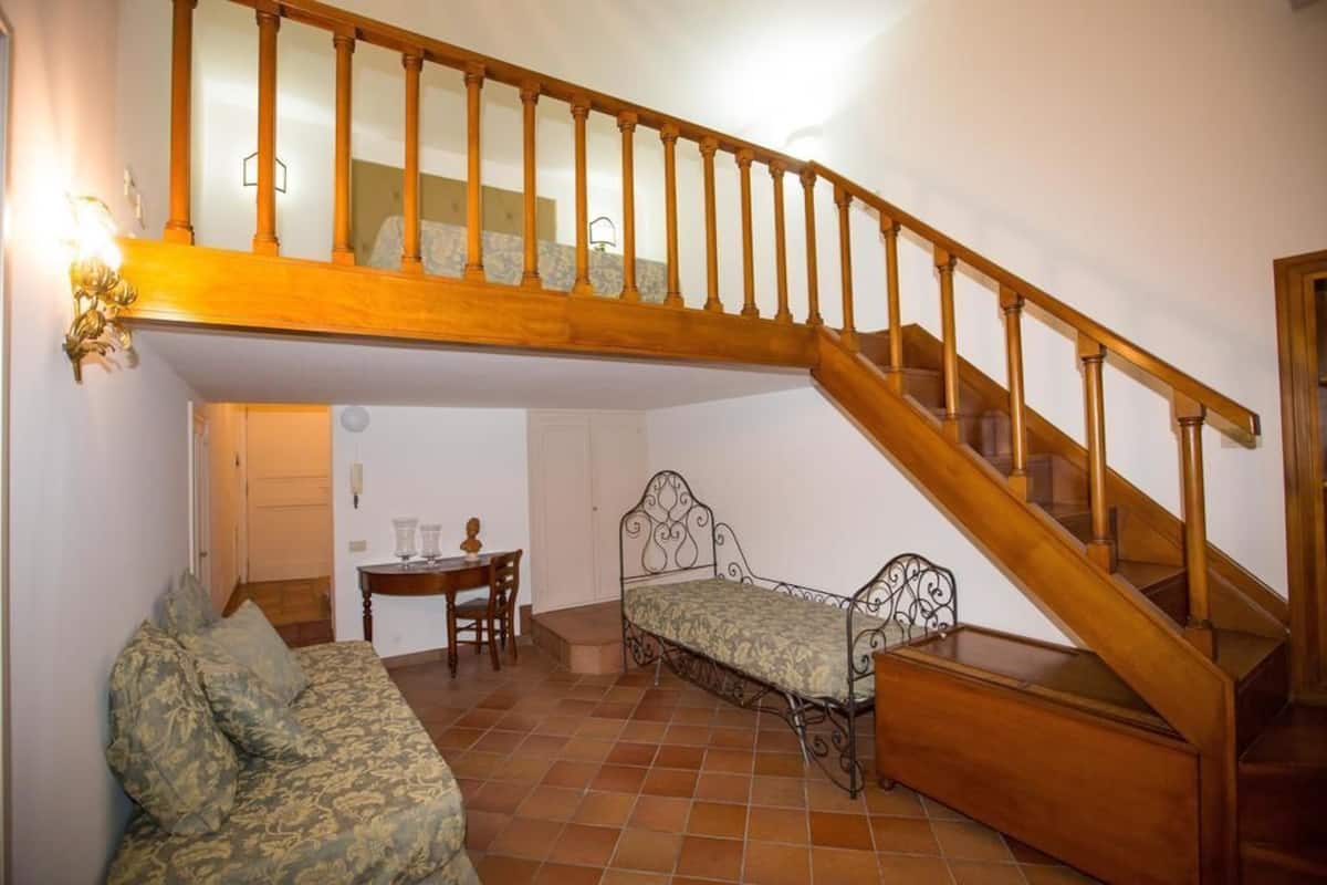 Una escalera con barandillas de madera que lleva a un nivel superior.