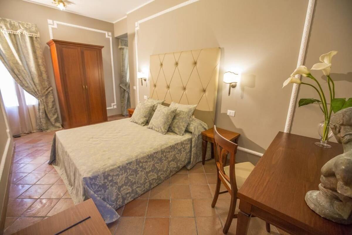 Habitación clásica doble, 1 cama de matrimonio, no fumadores | Escritorio, wifi gratis, ropa de cama