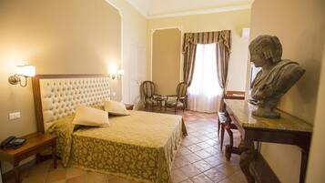 Escriptori, wifi gratuïta i roba de llit