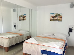 Escritorio, wifi gratis y ropa de cama