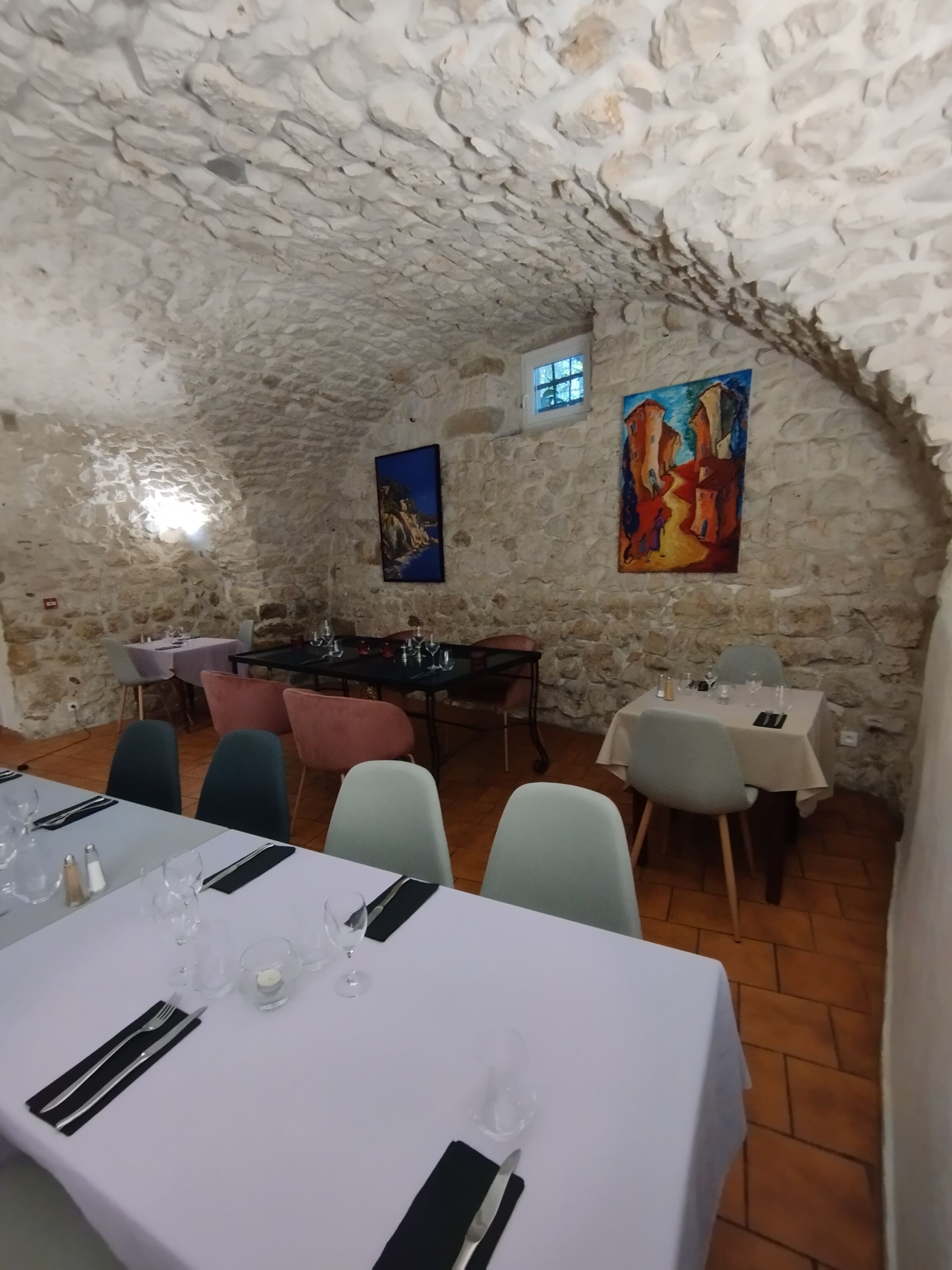 Lunch and dinner served, French cuisine