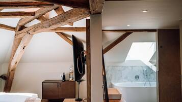 Junior-Studiosuite | Badezimmer | Badewanne und Dusche (separat), Komfortbadewanne, Regendusche