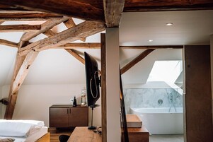 Junior Studio Suite | Bathroom | Separate tub and shower, rainfall showerhead, hair dryer, towels